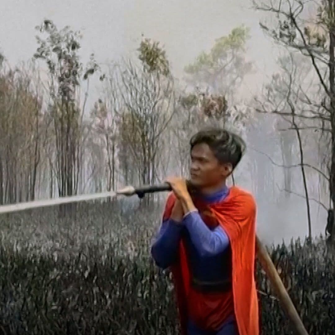 "Superman" Adolescente Combate Incendios para Salvar Casa