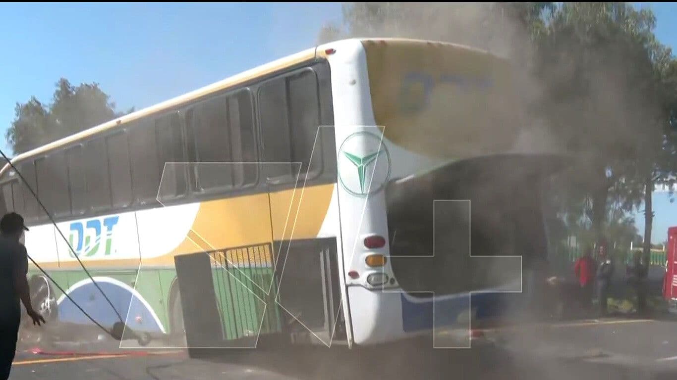 Accidente en la México-Pachuca: Reincorporan Unidad de Transporte Público Volcada