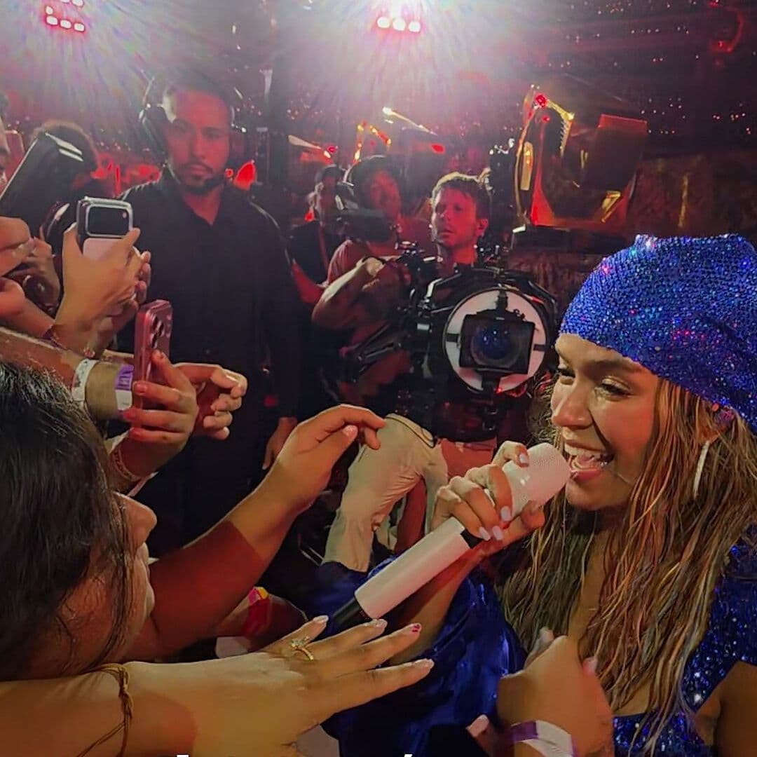 Karol G Cantó con Hija de Vendedora de Tamales
