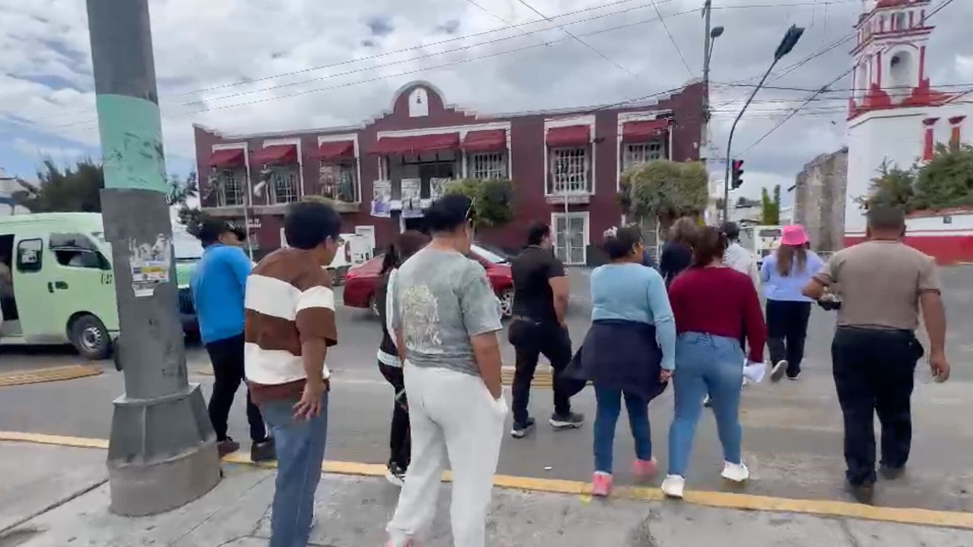 Bloquean Paso en Junta Auxiliar de Puebla por Conflicto entre Comerciantes