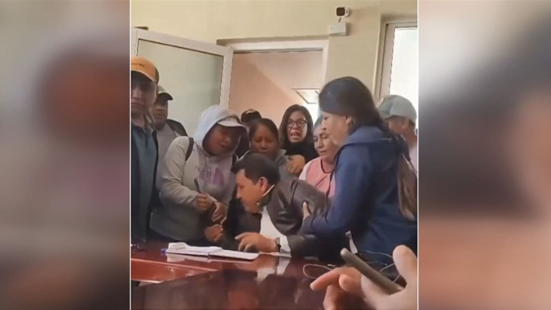 Alcalde de San Salvador Es Liberado; Operativo Deja 10 Policías Heridos