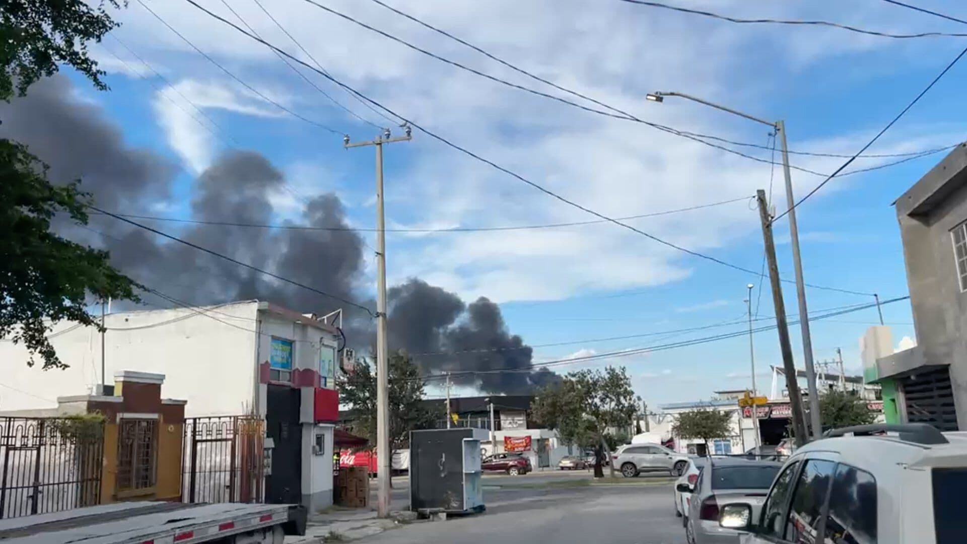 Alarma y Moviliza Incendio en Tarimera en Apodaca, Nuevo León