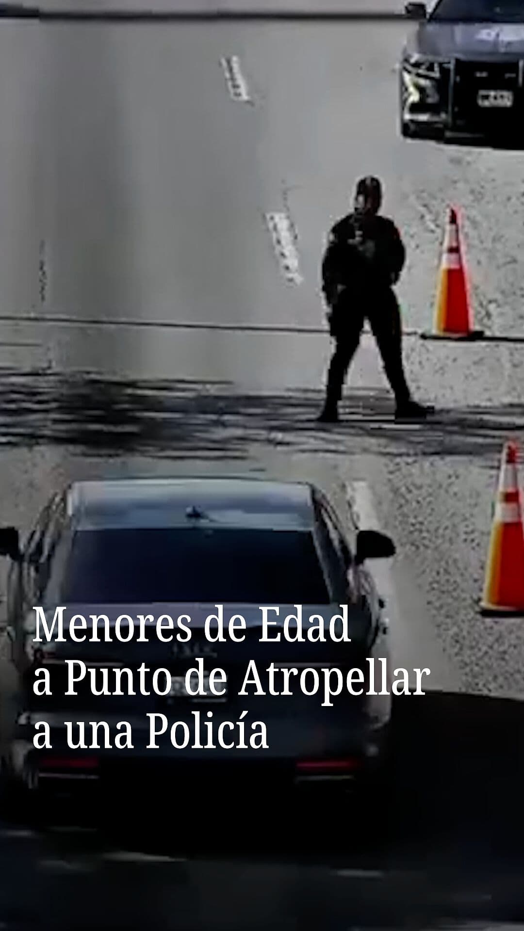 Menores de Edad a Punto de Atropellar a una Policía