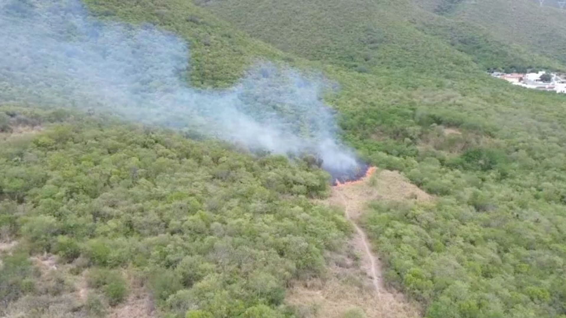 Controlan Incendio Forestal en Fraccionamiento Vistancia al Sur de Monterrey
