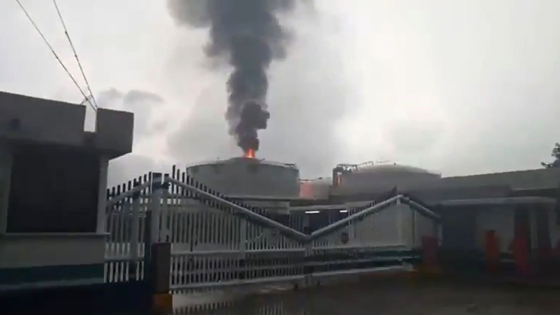 Rayo Provoca Incendio en Terminal de Almacenamiento Pajaritos de Pemex en Veracruz