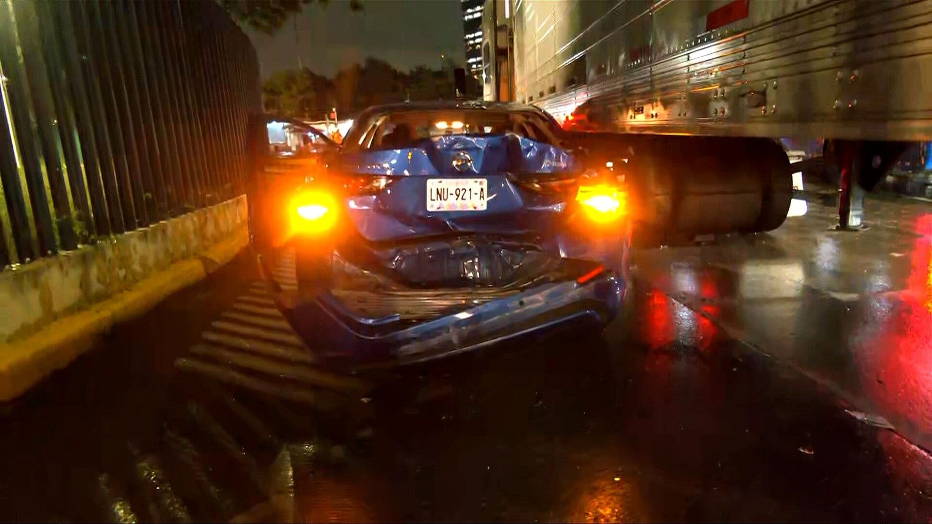 Auto Queda Aplastado en Caja de Tráiler en Av. Chapultepec, CDMX
