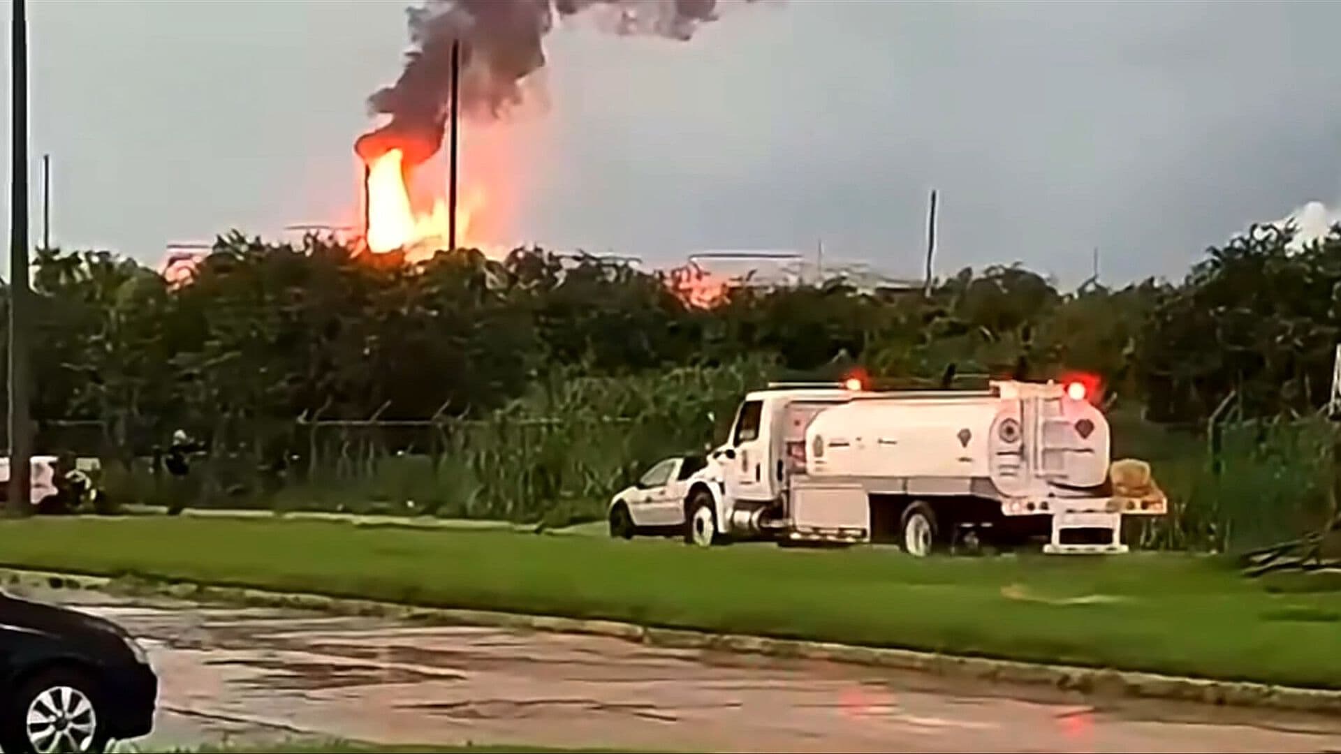 Rayo Provoca Incendio en Terminal de Almacenamiento de Pemex en Coatzacoalcos