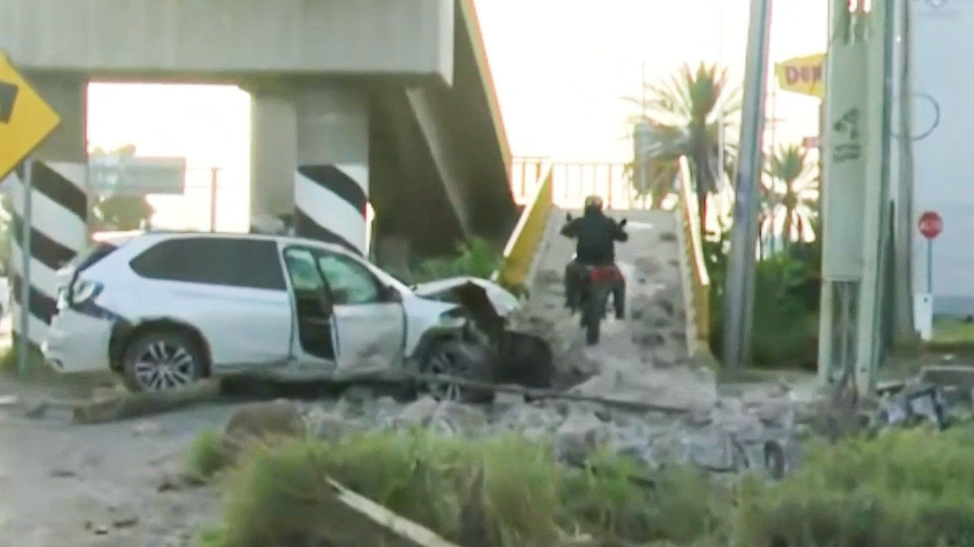 Conductor Choca Contra Postes y Puente en la Carretera León a Silao