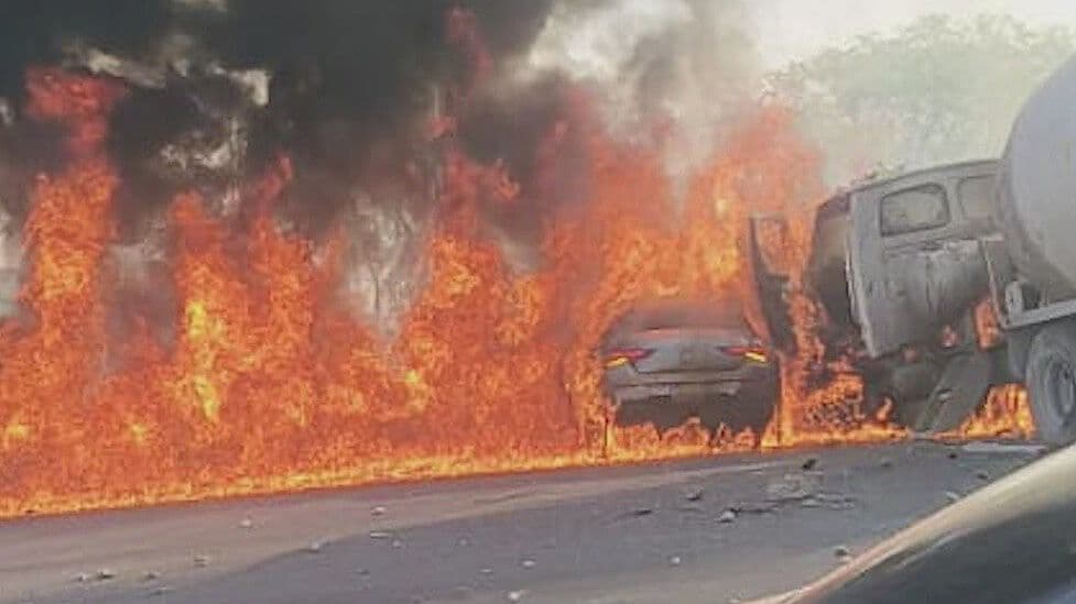 Choque e Incendio de Revolvedora Deja un Muerto y un Lesionado en Monterrey