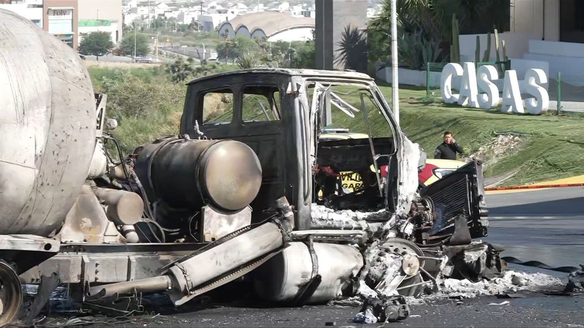 Fatal Accidente en Monterrey; Choque Provoca Incendio de Camión Revolvedora y Auto