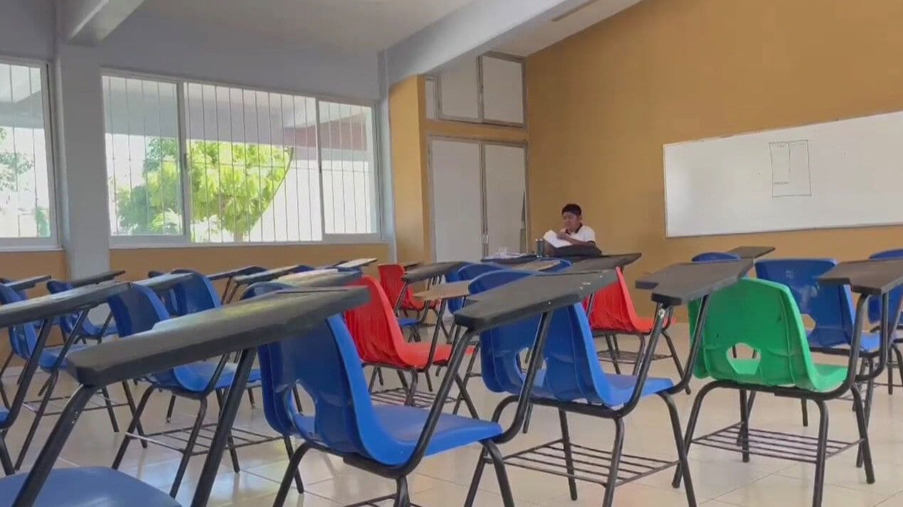 Prohíben Uso de Celulares en Escuelas de Colima; Así Aplicará la Medida para Estudiantes