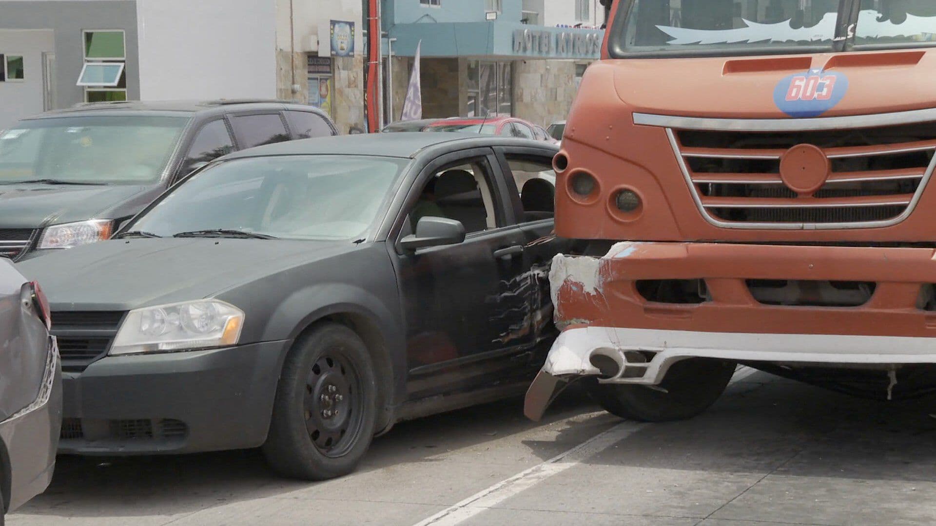 Camión Urbano Choca Contra Dos Carros Particulares en Veracruz