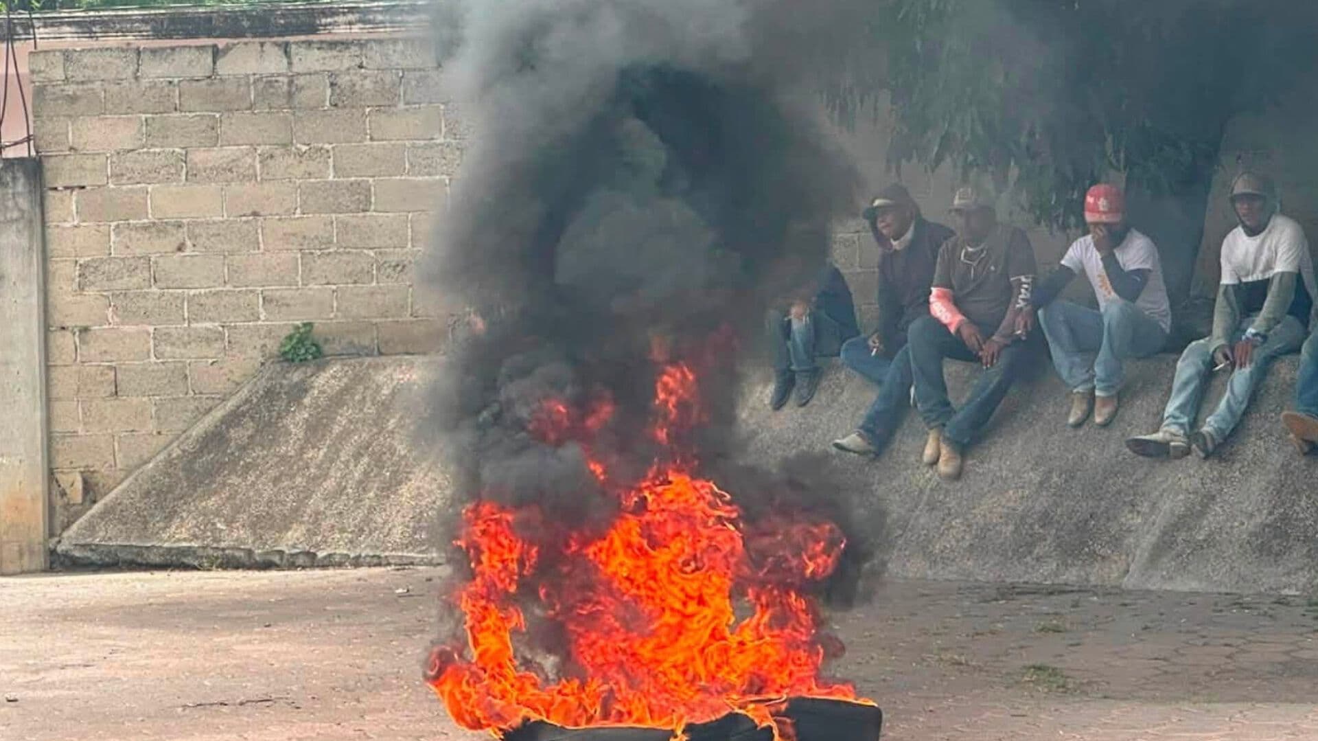 Manifestación Presidencia Municipal Atzizihuacán Construcción 120 Viviendas Bienestar Puebla