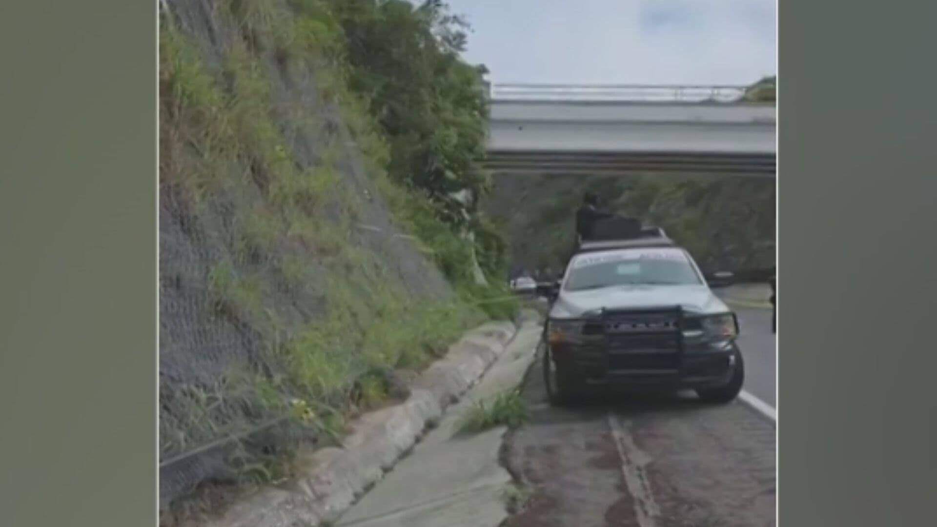 Hallan Cuerpo sin Vida a un Costado de Autopista del Sol en Guerrero