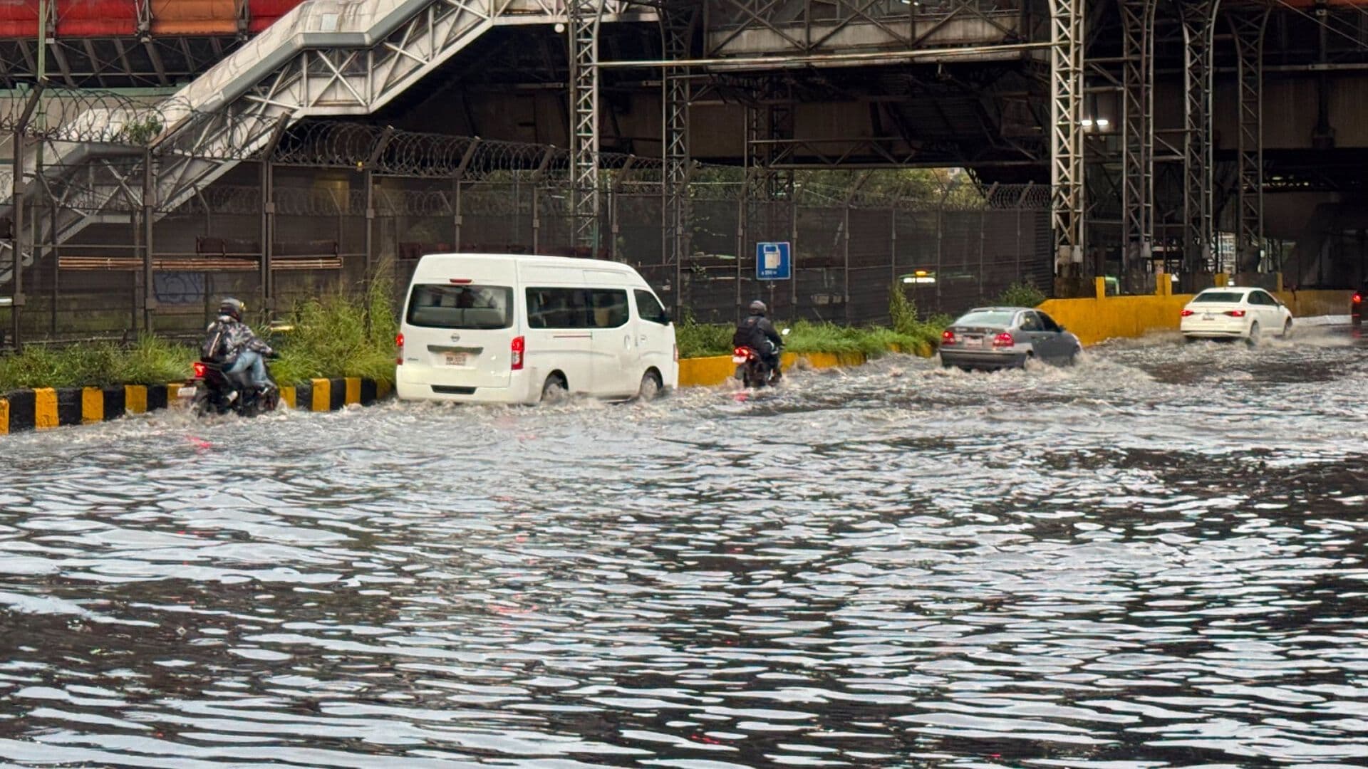Colapsa la Raza Rumbo al AICM tras Fuerte Lluvia en CDMX