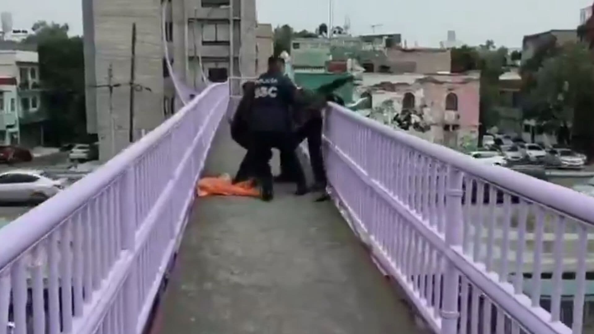 Policías Auxilian a Persona que Intentó Arrojarse de un Puente en la CDMX