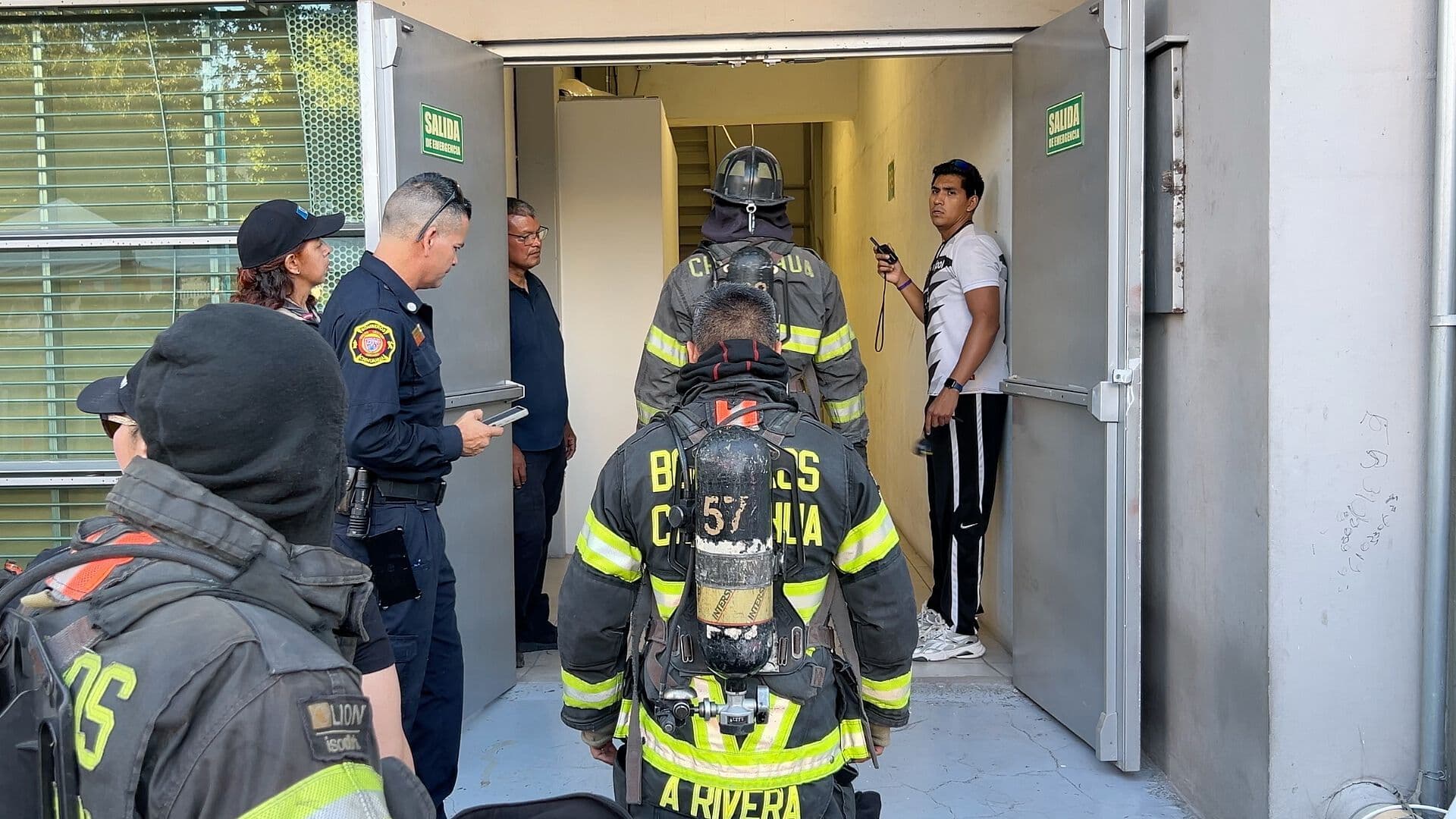 Bomberos de Chihuahua Suben 17 Pisos con Equipo de 50 Kilos en Carrera Vertical
