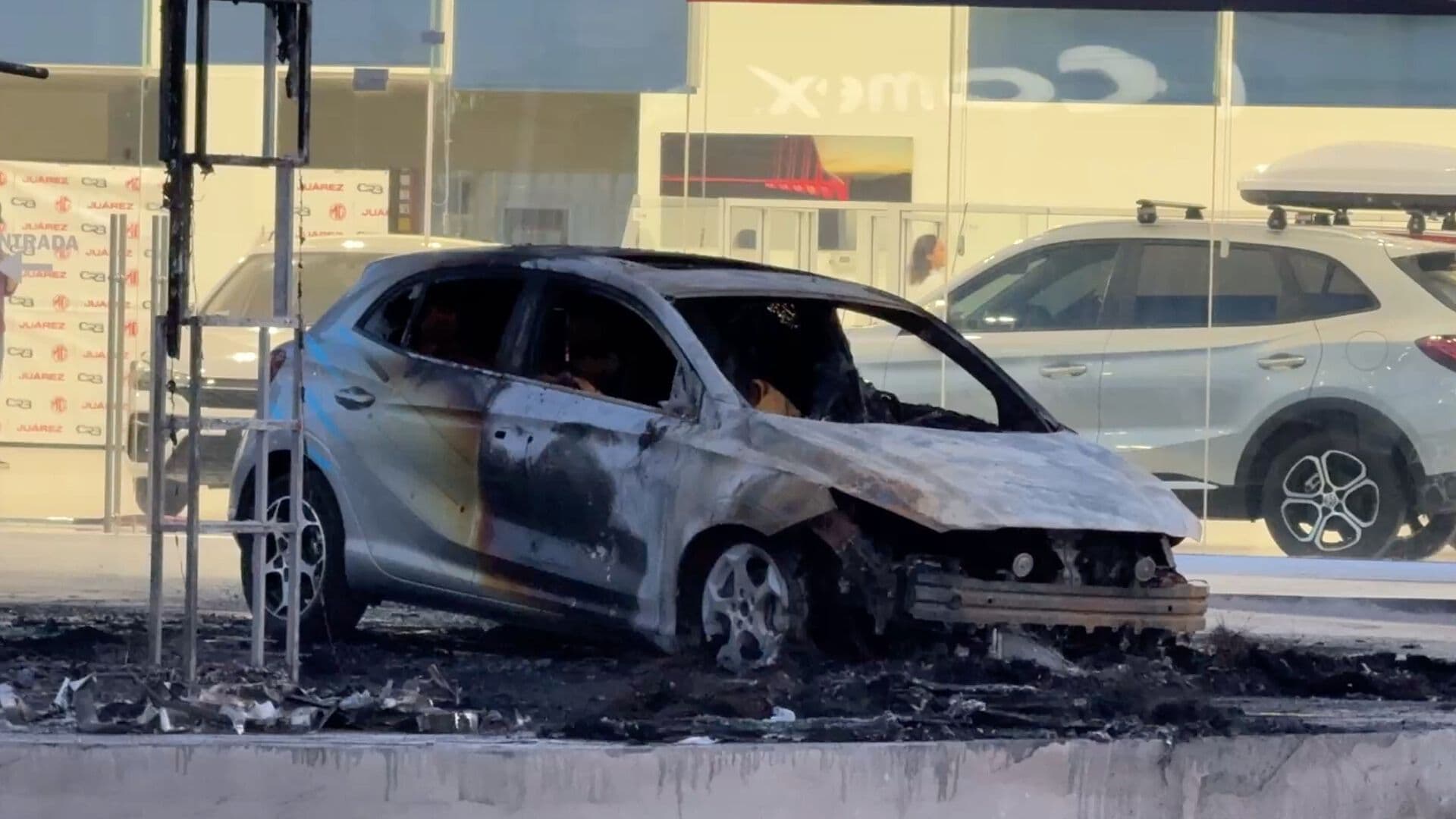 Difunden Video de Hombre que Quemó Autos en Agencia de Ciudad Juárez