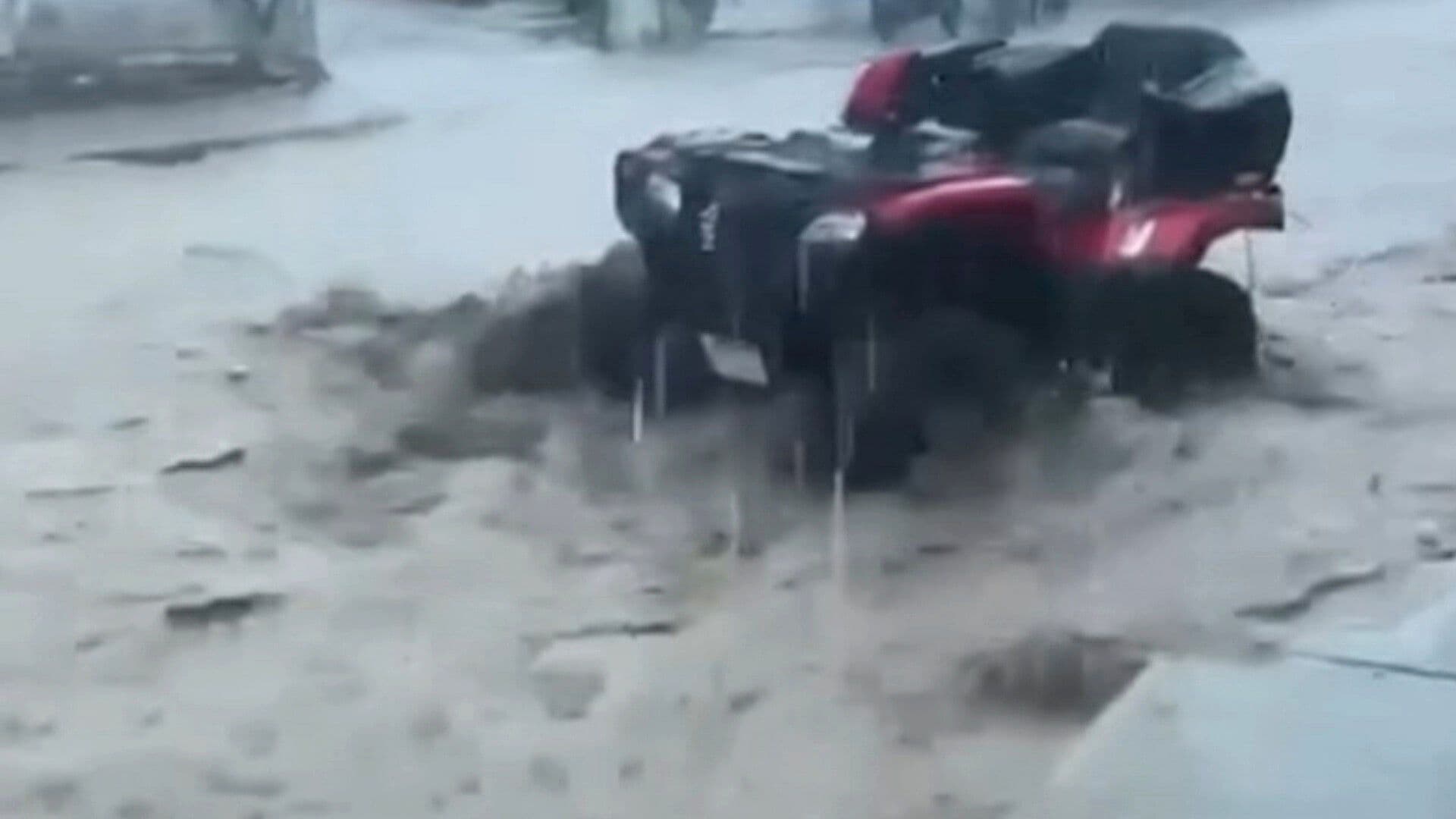 Lluvias Intensas Inundan Cihuatlán, Jalisco, y Arrastran Vehículos en Calles