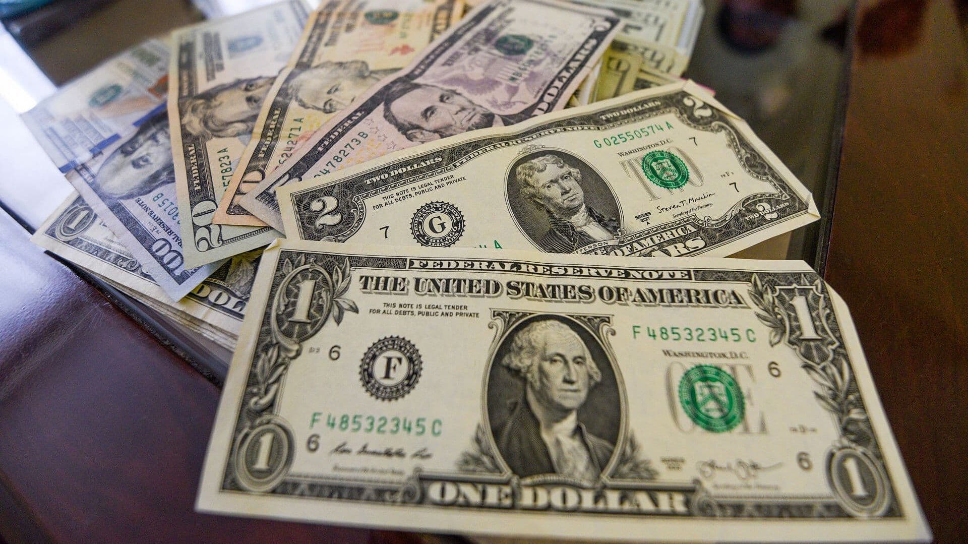 Sigue Depreciación del Dólar y Cotiza en Menos de 17 Pesos en México