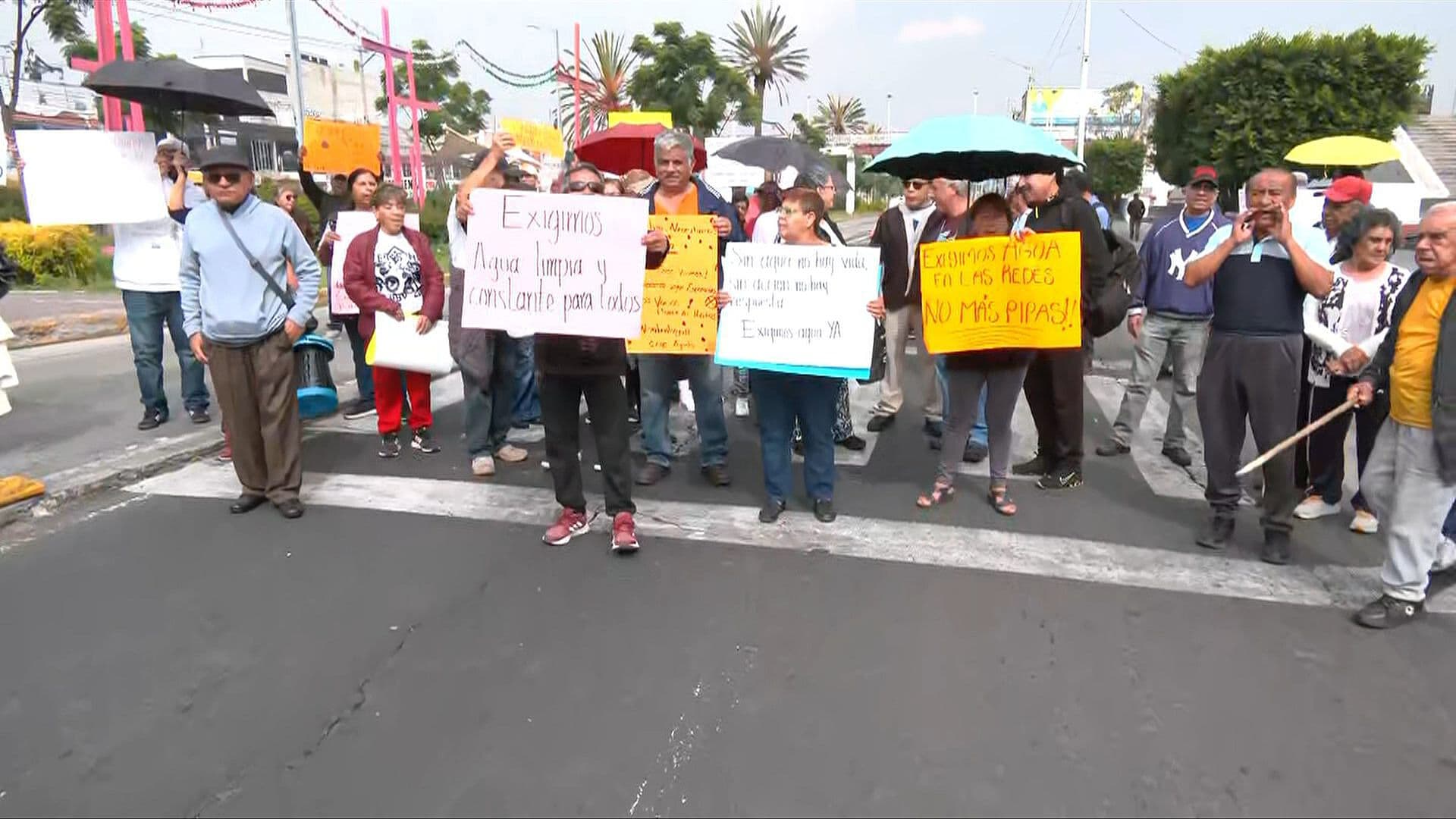 Vecinos de Neza Bloquean Avenida Chimalhuacán por Falta de Agua