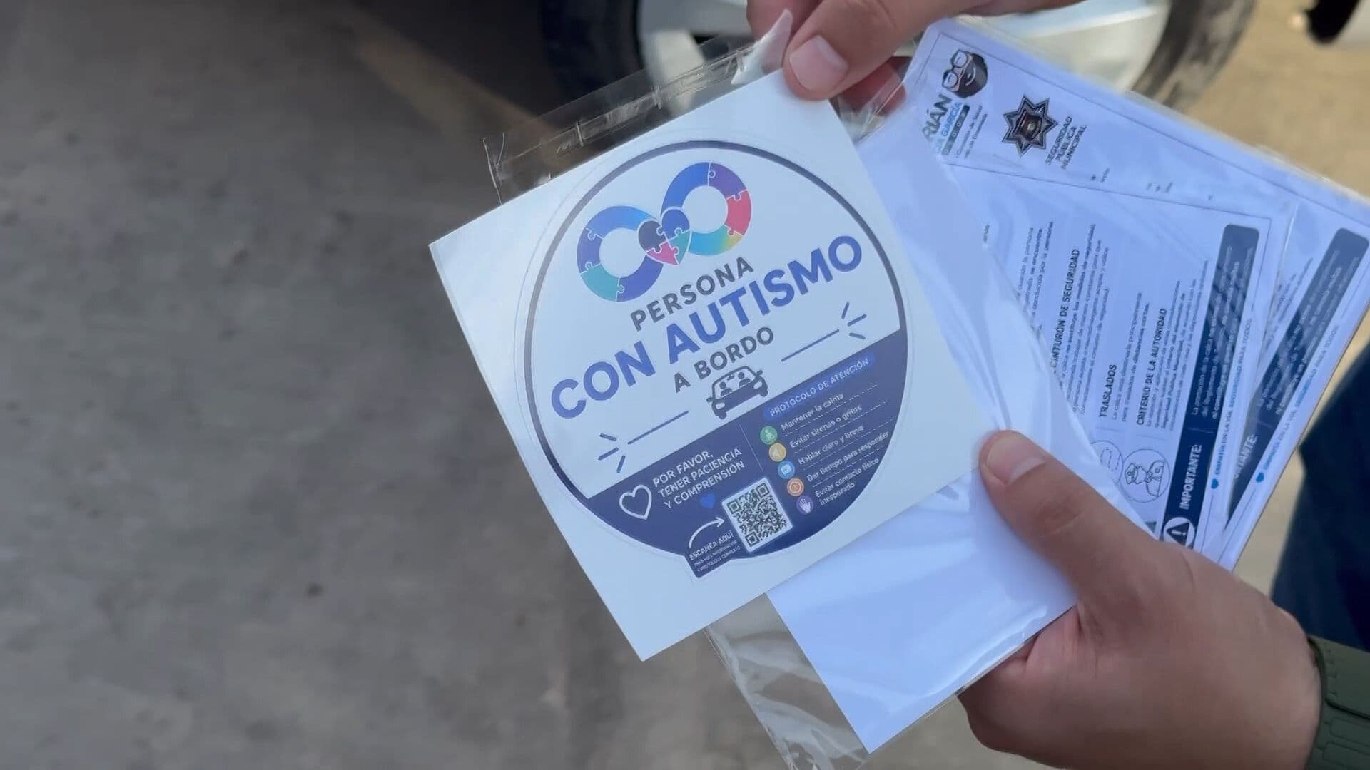 Entregan Calcomanías para Identificar Carros con Personas con Autismo en Ensenada