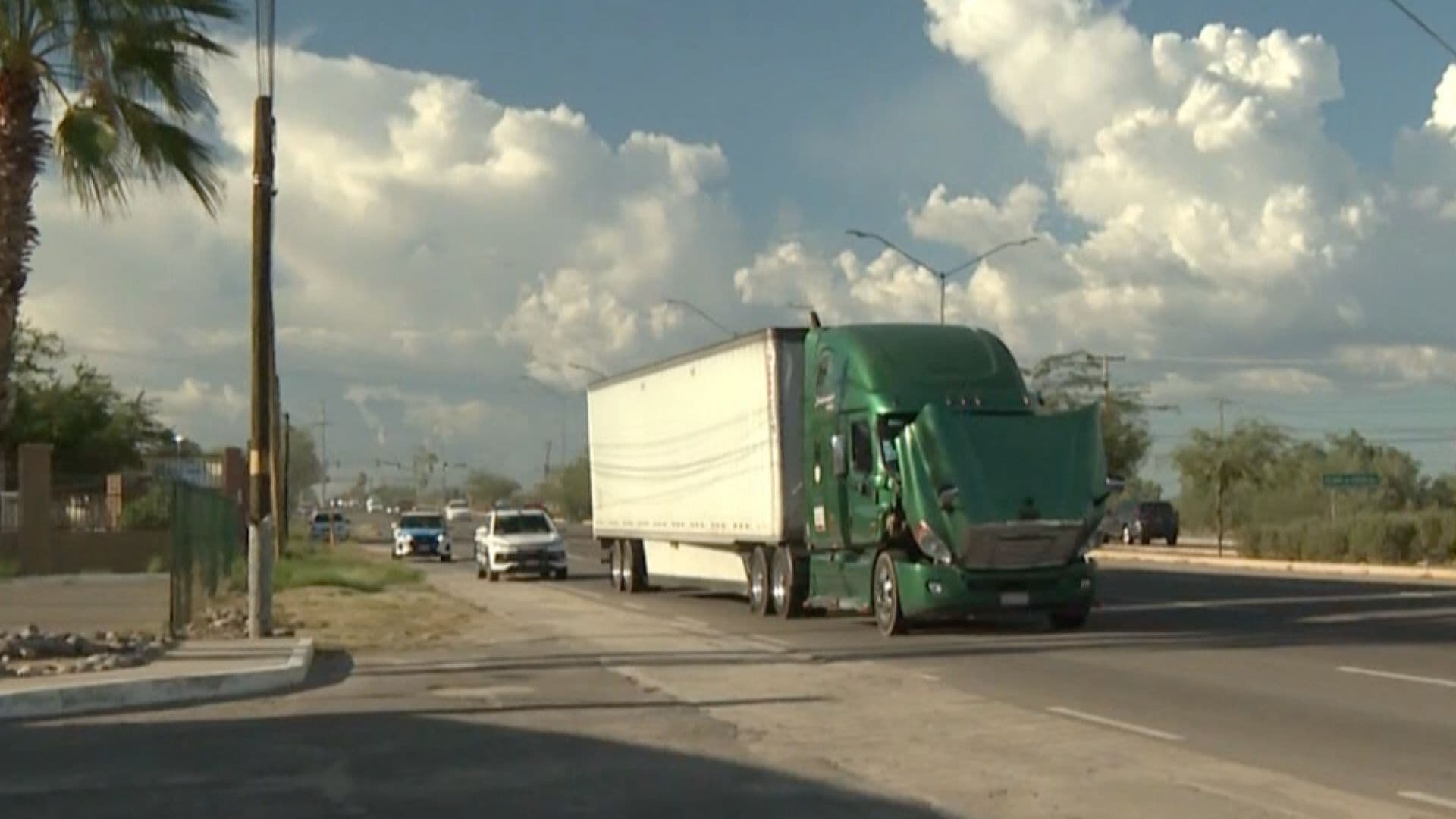 Tráiler Embiste a Hombre en Carretera Salida a Nogales en Hermosillo, Sonora