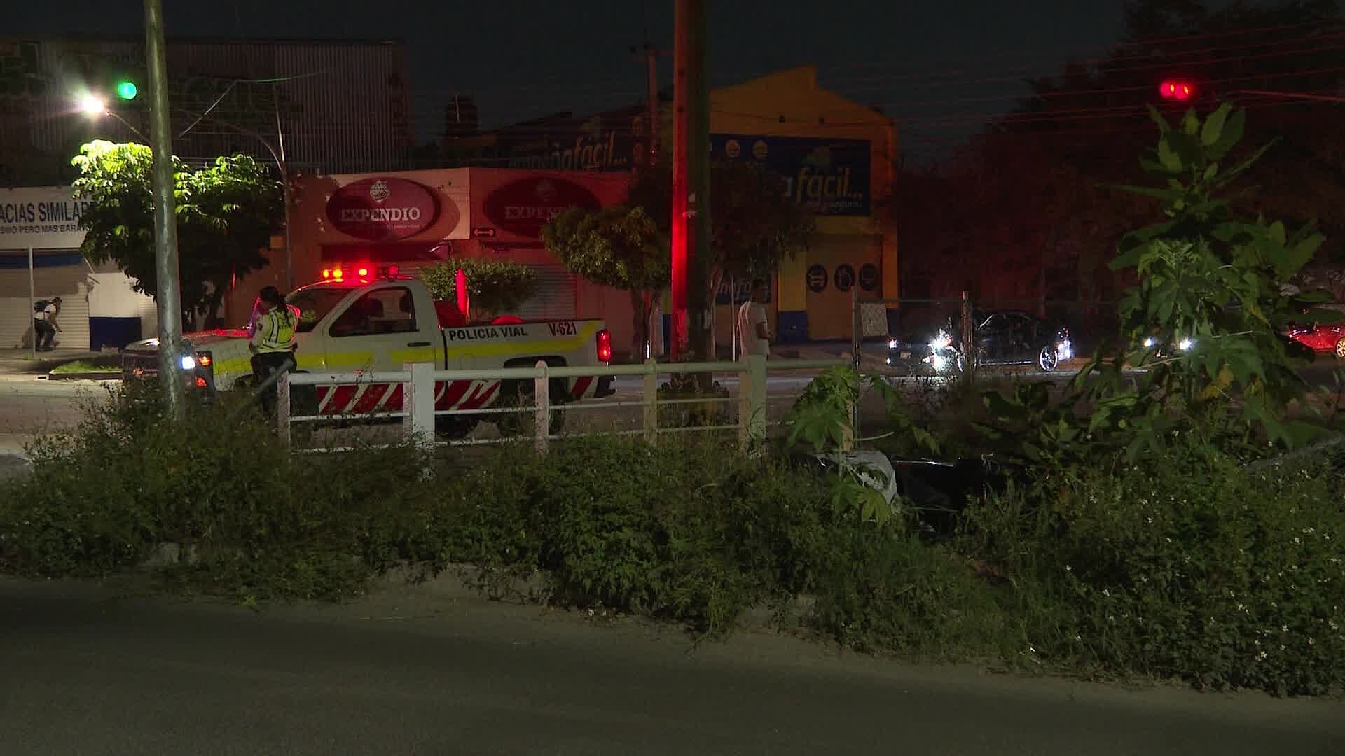 Pareja Cae a Bordo de su Camioneta a un Canal Tras Falla Mecánica en Zapopan