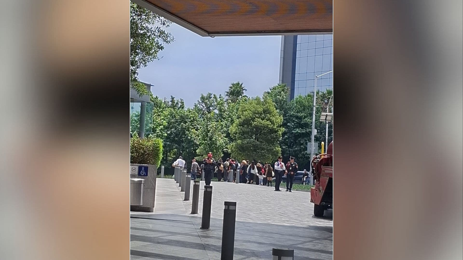 Desalojan a Mil 200 Personas de un Edificio por Olor a Gas en Santa Fe