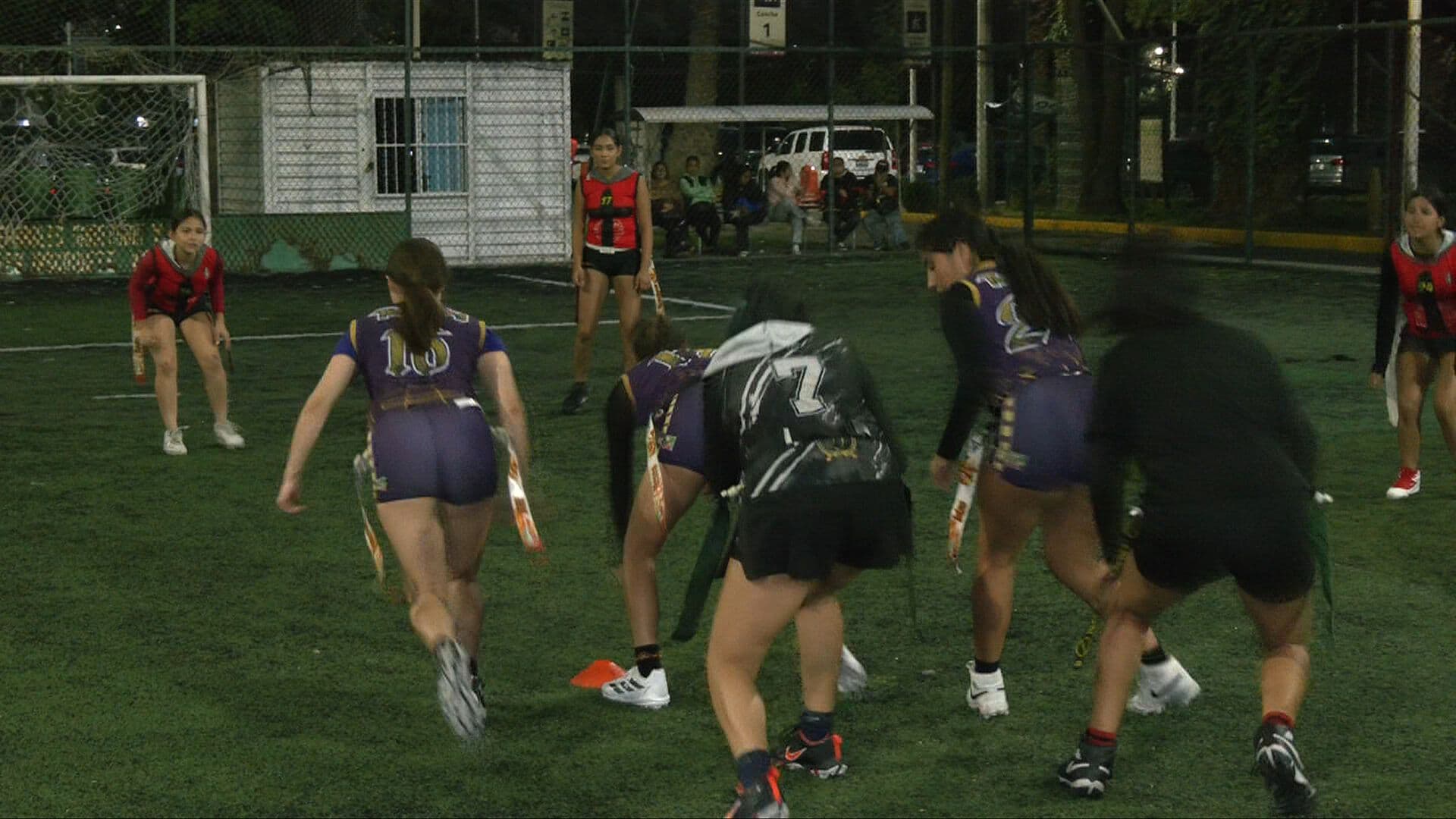 De las Porras a la Cancha: Aumenta Presencia de Mujeres en el Tochito Bandera