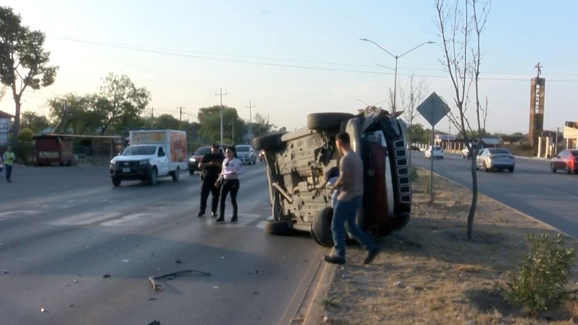 Conductor Vuelca tras Chocar Contra Pipa de Combustible en Piedras Negras