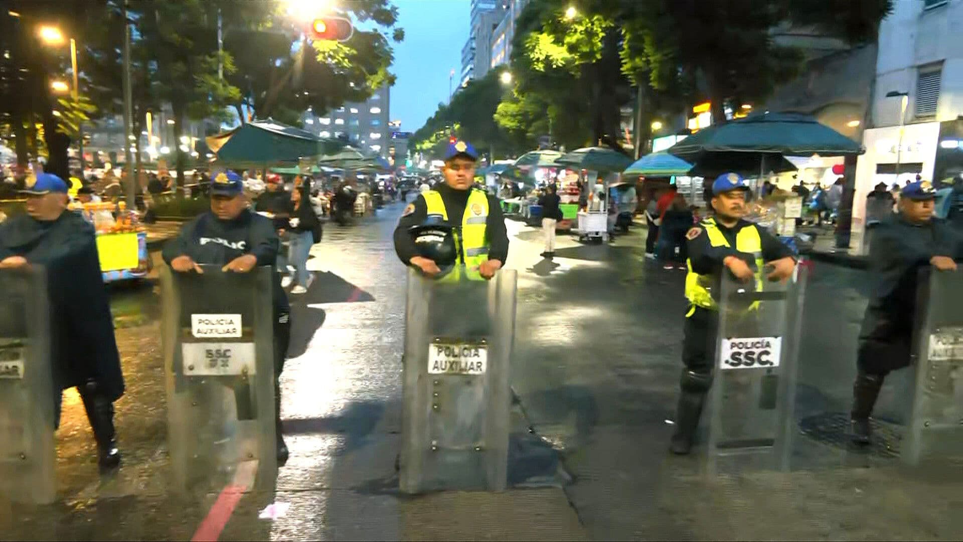 Bloqueo de Comerciantes Cumple 7 Horas en Avenida Juárez y Eje Central, CDMX