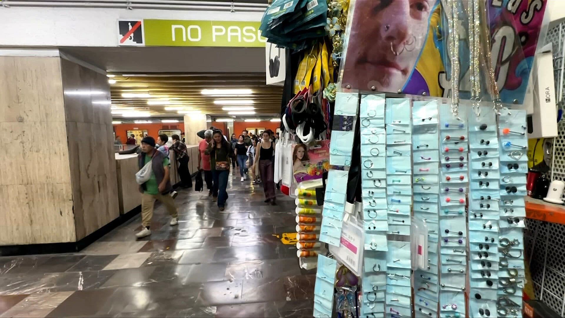 Prohíben 'Gritos' en Nuevo Reglamento de Comercios en Metro CDMX