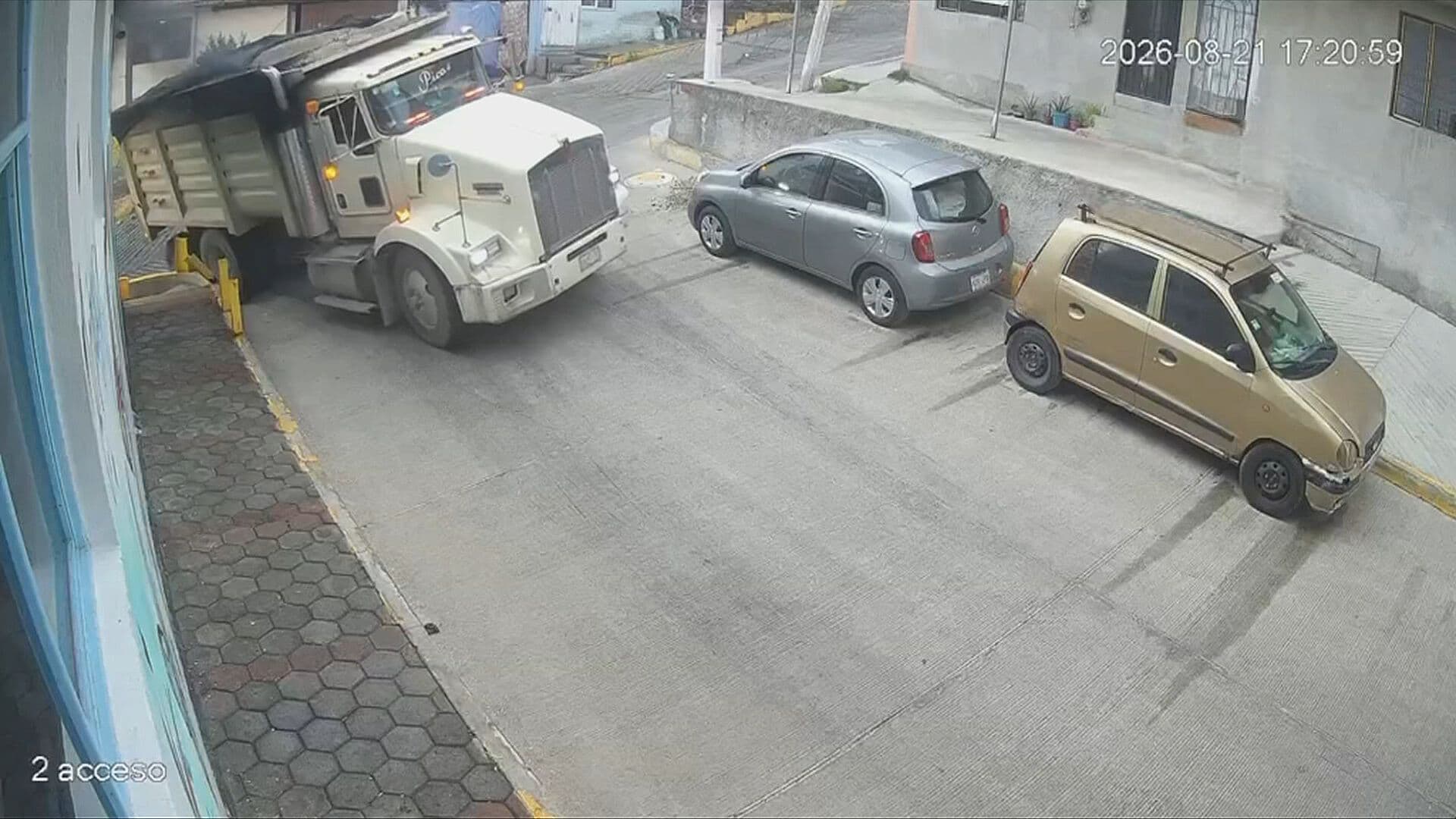 Así el Momento Exacto de la Volcadura de un Camión Torton en Ecatepec
