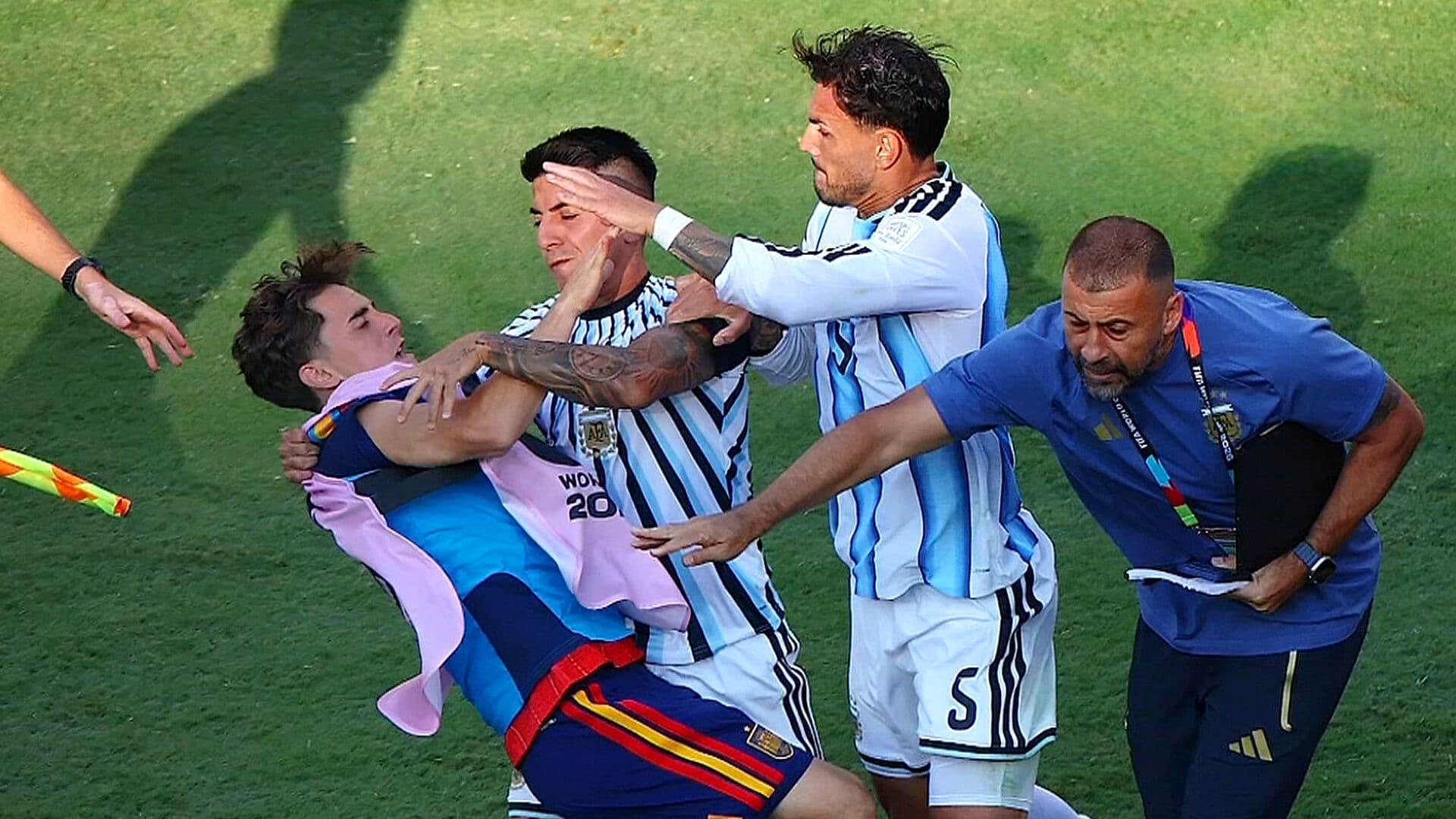 FIFA Impone Sanciones a Argentina por Trifulca en la Final y Manta de Las Malvinas