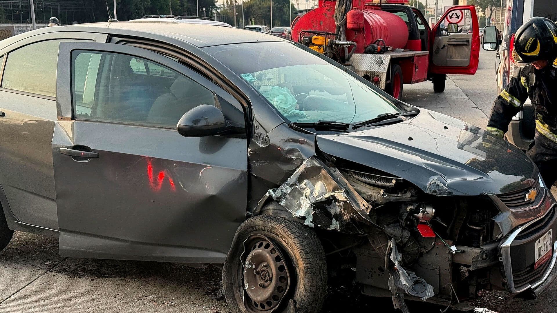 Auto Pierde el Control y Choca contra Poste del C5 en Azcapotzalco, CDMX