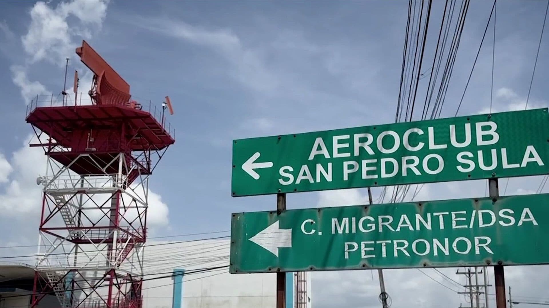 Estados Unidos Deporta a 26 Migrantes Mexicanos a San Pedro Sula, Honduras