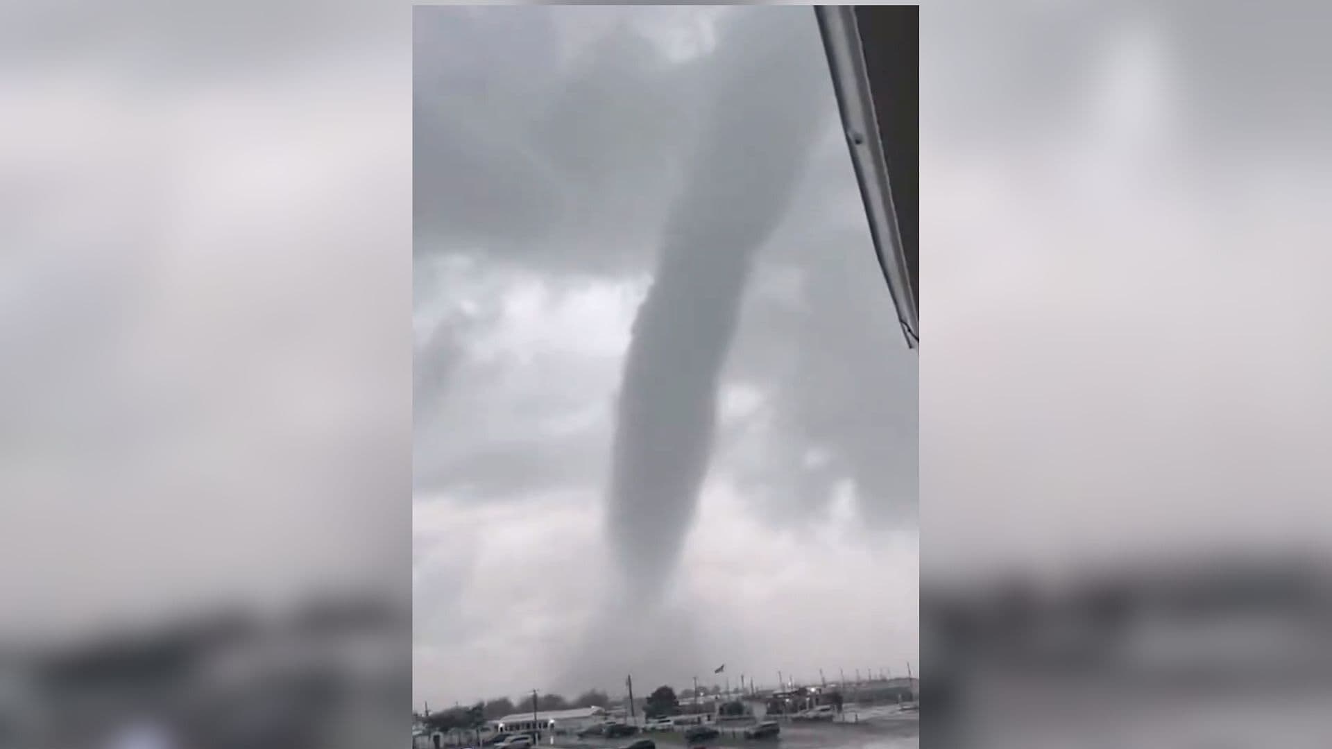 Tormenta e Inundaciones Dañan Viviendas y Vehículos en Long Island, Nueva York