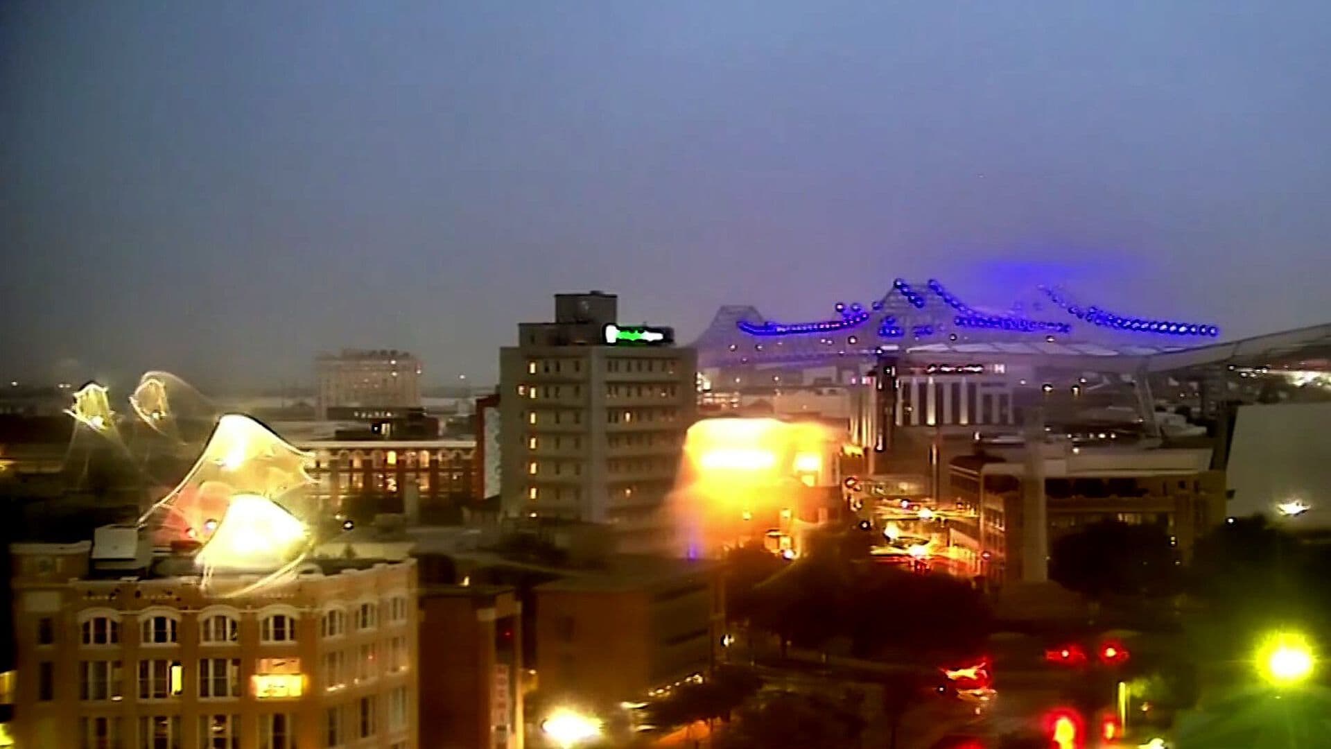 Intensos Relámpagos Iluminan Nueva Orleans durante Tormenta en Luisiana