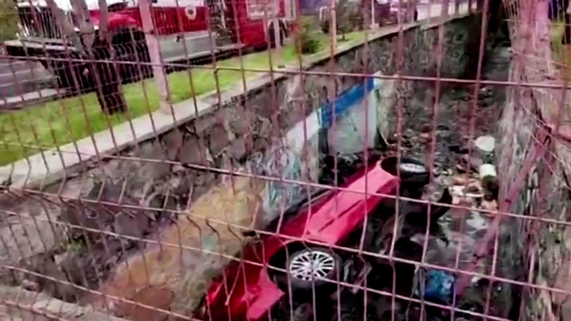 Automóvil Vuelca y Cae a Canal en Colinas de la Normal, Guadalajara