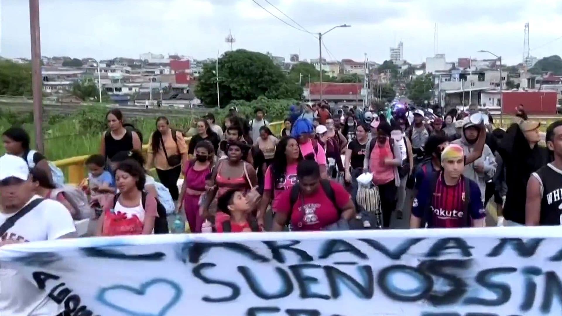 Caravana Migrante Llega Exhausta a Huixtla tras Recorrer 36 Kilómetros en Chiapas