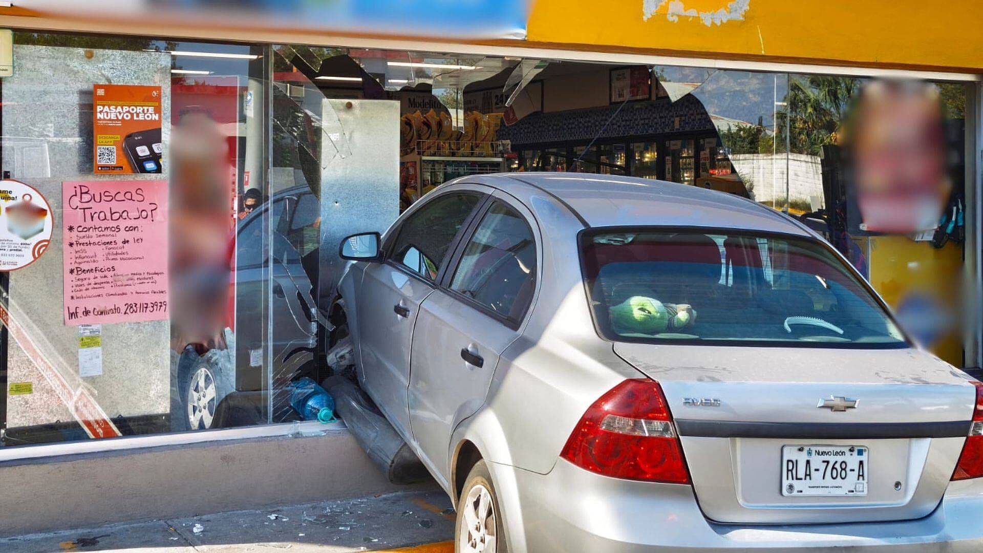 Conductor Confunde Pedal y se Estrella con Tienda de Conveniencia en Santiago, NL