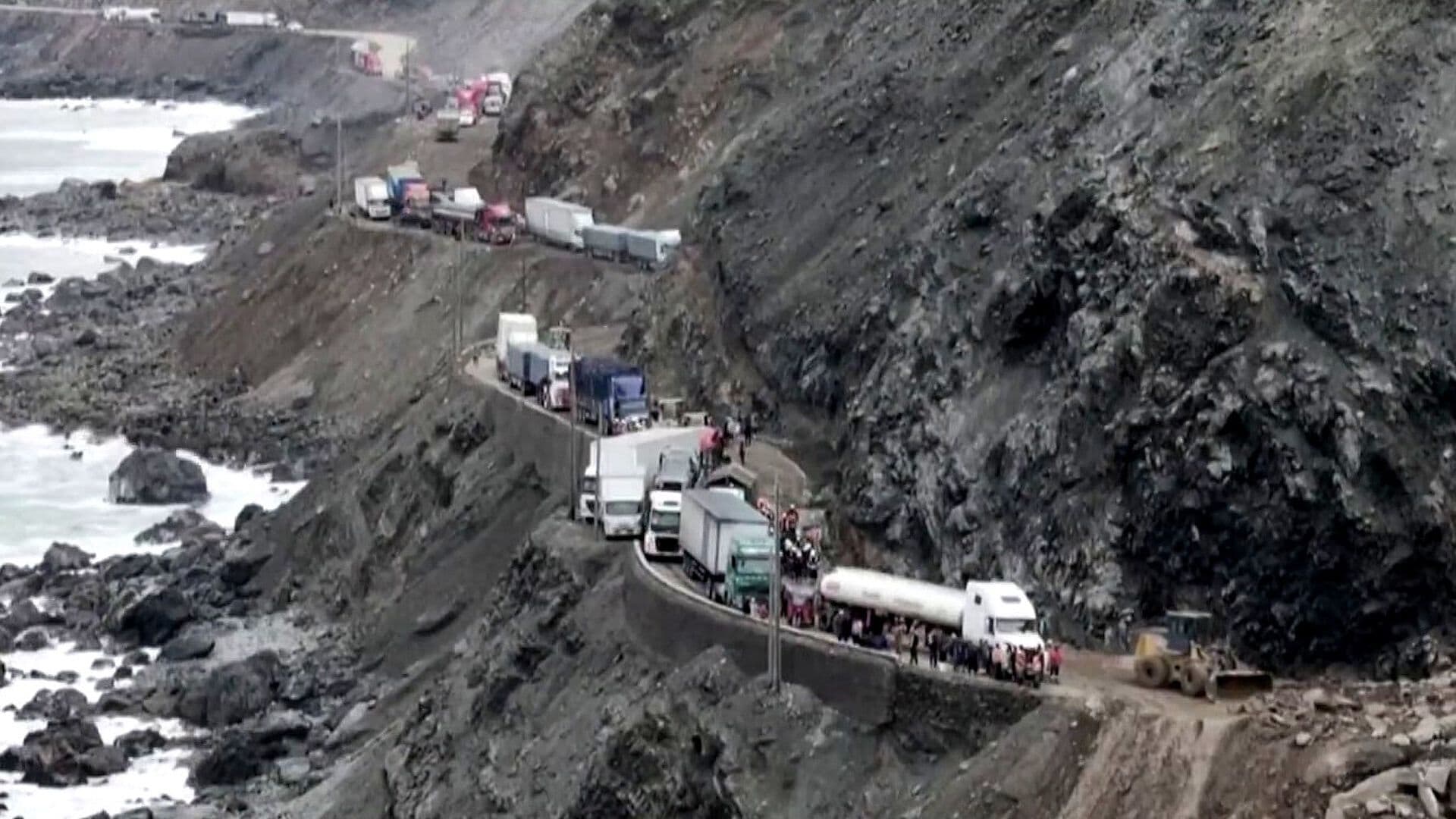 Deslizamiento Deja Decenas de Vehículos Varados en la Panamericana Sur, Perú