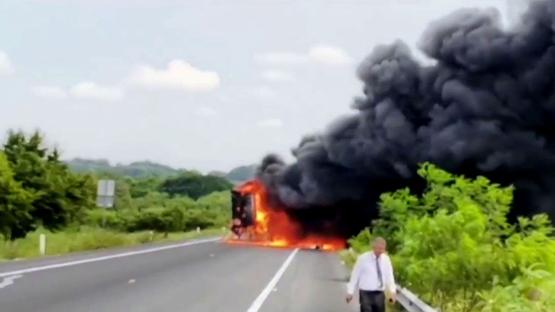 Vehículo se Incendia y Genera Explosiones en la Autopista Tuxpan-Tampico, Veracruz