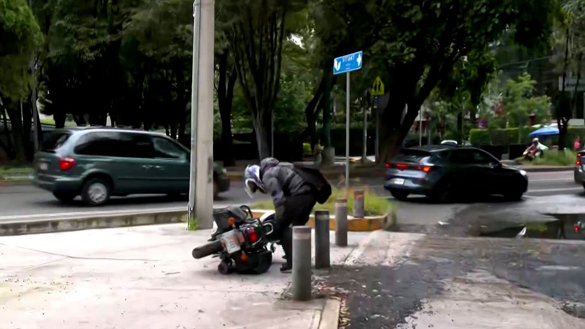 Fuga de Aguas Negras Agrava Bache y Provoca Caída de Motociclista en Miguel Hidalgo, CDMX