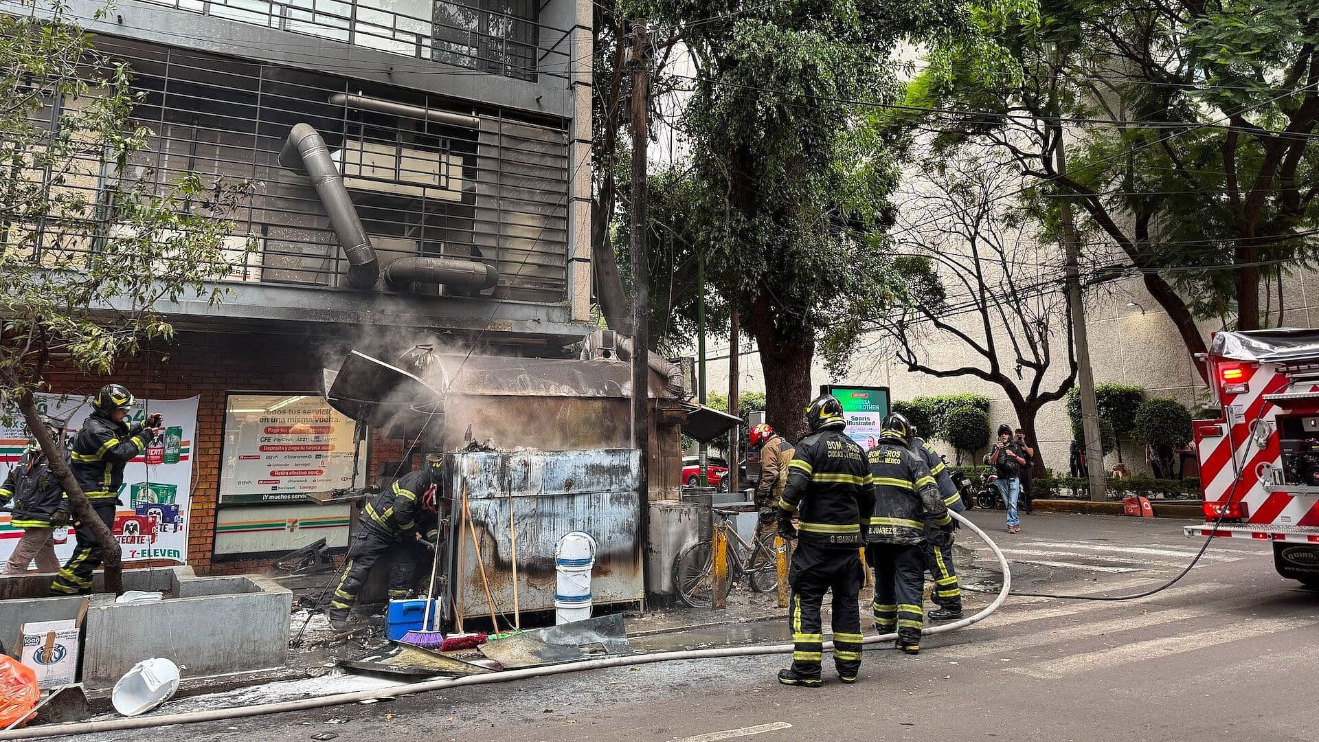 Incendio en Puesto de Hamburguesas Deja un Lesionado en la Colonia Roma, CDMX