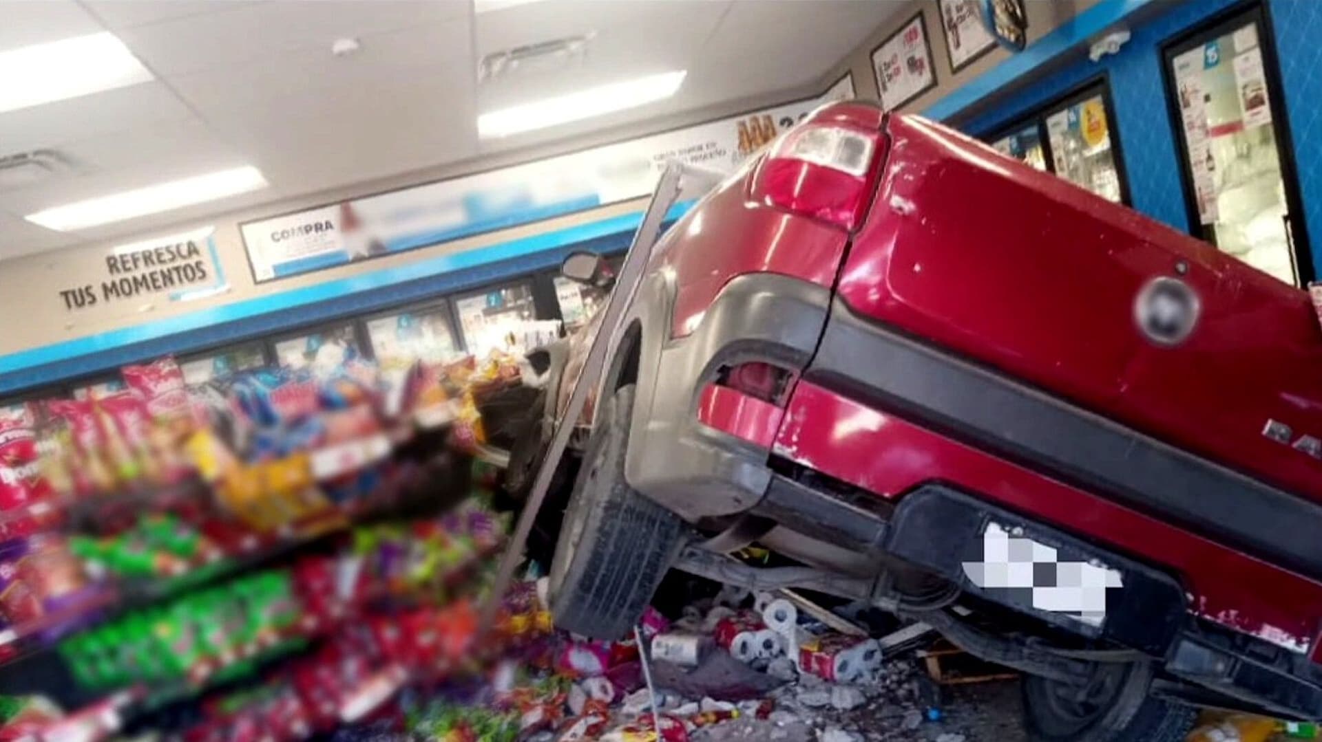 Camioneta Atraviesa Ventana de Tienda y Deja un Lesionado en Aguascalientes