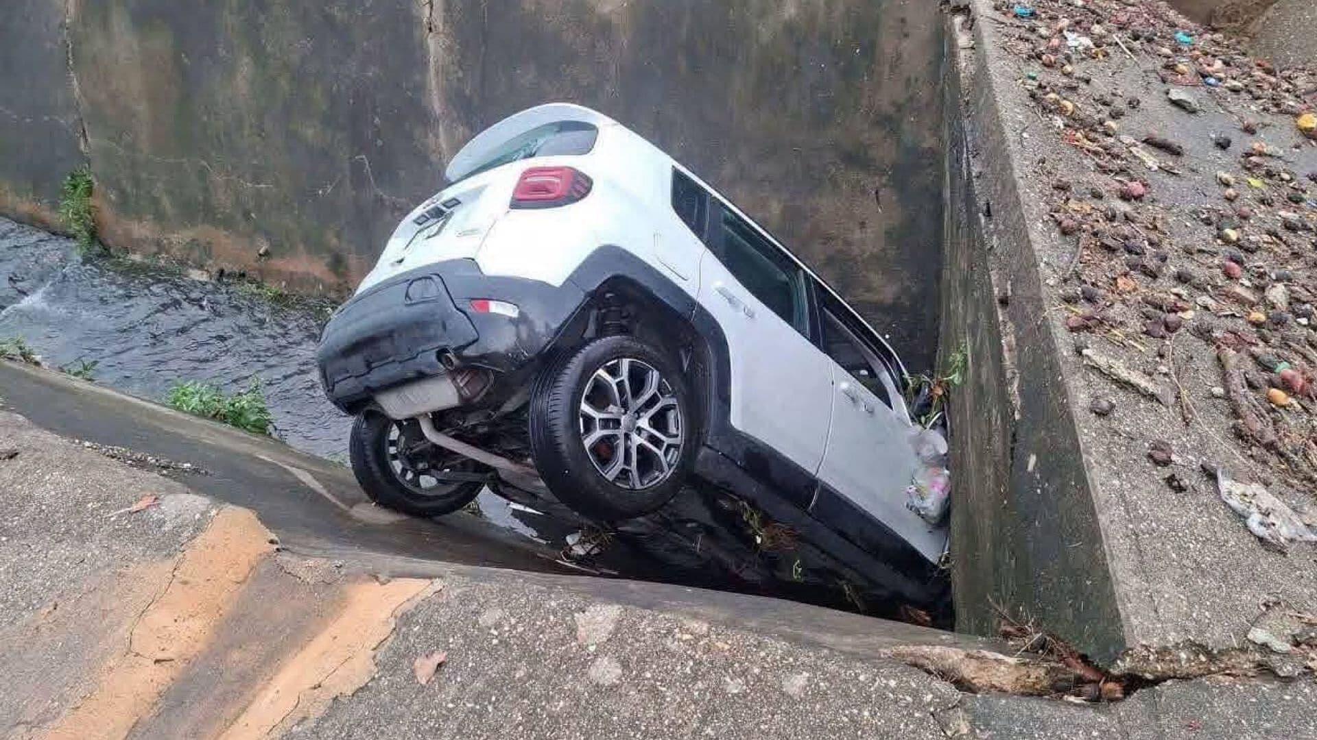Jóvenes Escapan de Camioneta que Cayó a Canal durante Tormenta en Coatzacoalcos