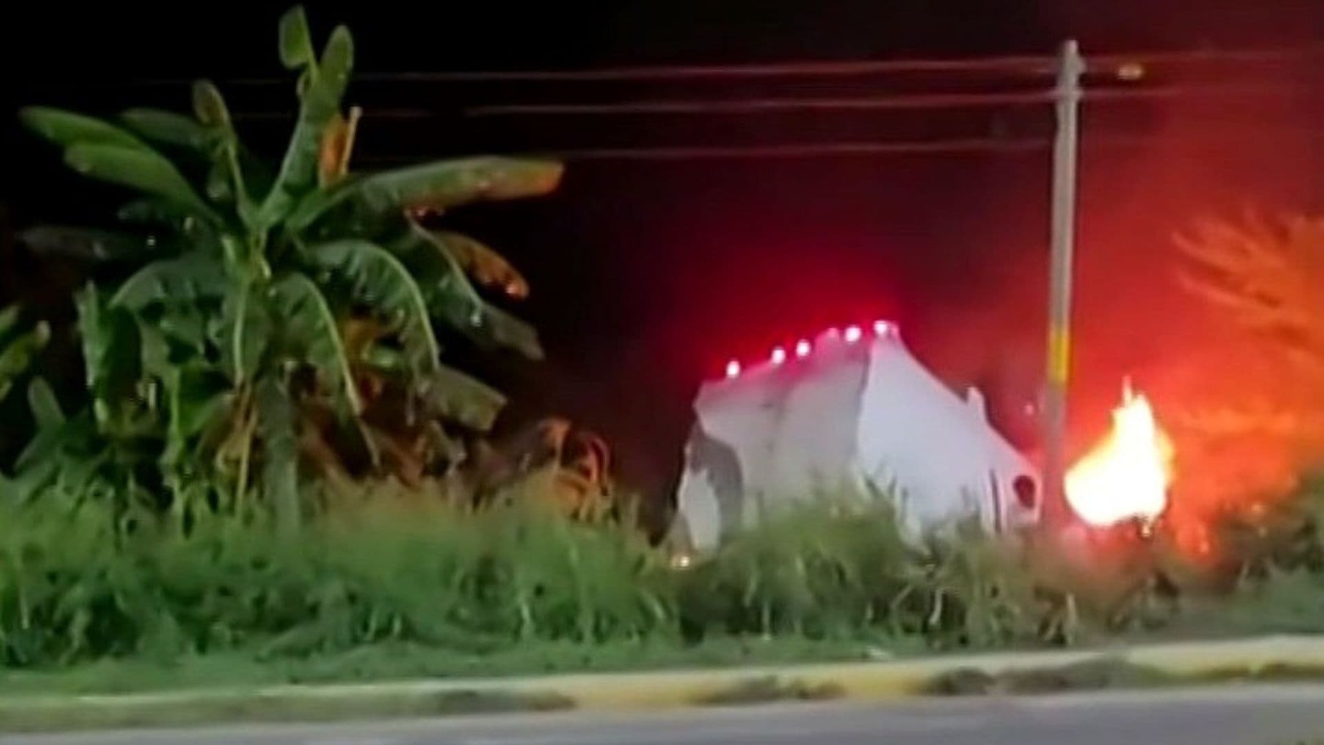 Camión de Carga Sale de la Carretera y se Incendia en San Luis Potosí