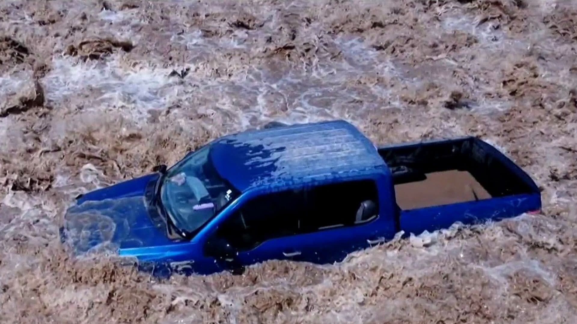 Rescatan a Tres Adultos Mayores tras ser Arrastrados por el Río Ameca en Nayarit